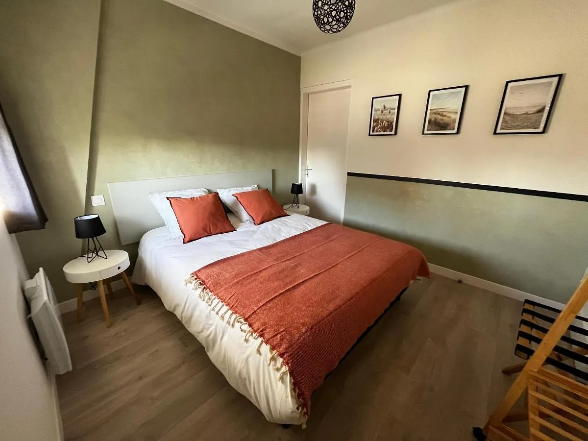 Lostendro, appartements vue port Guilvinec France